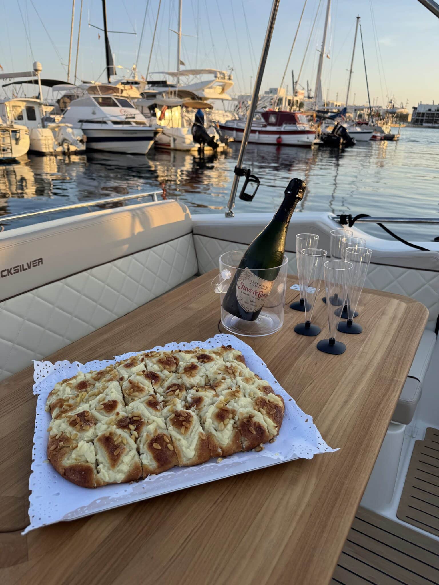 alquiler barco fuegos artificiales Hogueras Alicante 2025